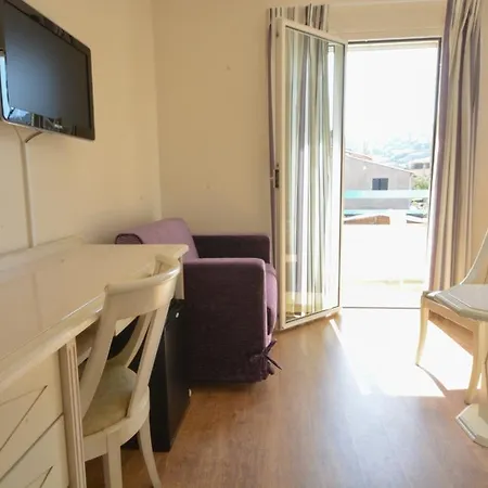 Mediterranee Отель Ле-Лаванду